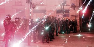 Επεισόδια ξέσπασαν και πάλι τη νύχτα σε πόλεις της Γαλλίας για τη μεταρρύθμιση του Μακρόν