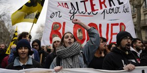 Πάνω από 200 πορείες σήμερα στη Γαλλία κατά της συνταξιοδοτικής μεταρρύθμισης