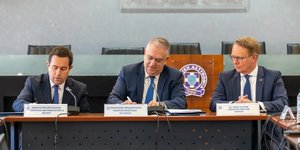 Ο Νότης Μηταράκης με τον Τάκη Θεοδωρικάκο και τον Χανς Λέιτενς