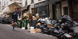 Τόνοι σκουπιδιών στους δρόμους του Παρισιού