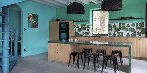 Ενα σπίτι πρώην αχυρώνας με έντονα χρώματα και funky στοιχεία