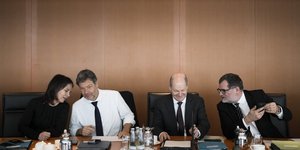 Ο Γερμανός καγκελάριος, Όλαφ Σολτς, με τους υπουργούς του 