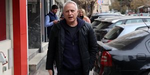 Ο Γιάννης Ραγκούσης περπατάει