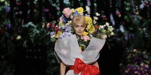 γυναίκα στο show του Moschino