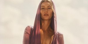 Η Ζιζέλ με ολόσωμο μαγιό με κουκούλα