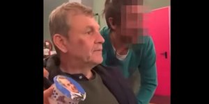 Ο Απόστολος Γκλέτσος με γιαούρτι Μητσοτάκη