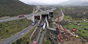 Συγκλονίζουν οι γονείς που αναζητούν τα παιδιά τους μετά τη σύγκρουση των τρένων στα Τέμπη