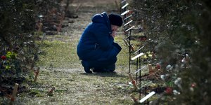 Ατομο μπροστά από μνήμα νεκρών στρατιωτών