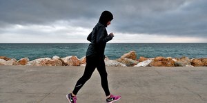 Γυναίκα τρέχει στη βροχή