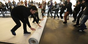 Εργαζόμενος απλώνει το χαλί στα Οσκαρς