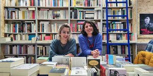 Οι Δήμητρα Τσιούρβα και Βικτόρια Μποντουριάν, ιδρύτριες του νέου βιβλιοπωλείου Κομπραί στα Εξάρχεια - Φωτογραφία: Courtesy of Komprai