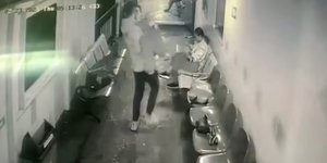 Άνδρας προσπαθεί να πετάξει τη γυναίκα του από φέριμποτ