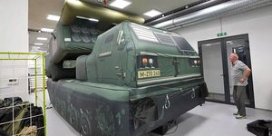 Φουσκωτό αντίγραφο εκτοξευτήρα ρουκετών HIMARS που κατασκευάζει η τσεχική εταιρεία Inflatech