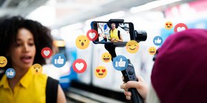 Influencer βγάζει βίντεο με κινητό