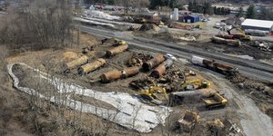 Καθαρισμός μετά τον εκτροχιασμό τρένου στο Οχάιο, που είχε συνέπεια τη διαρροή τοξικών υλικών στο περιβάλλον/ Φωτογραφία αρχείου: AP Photos