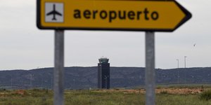 Σε αυτή τη φωτογραφία της 11ης Μαΐου 2011, φαίνεται ο πύργος ελέγχου του κεντρικού αεροδρομίου πίσω από μια πινακίδα του αεροδρομίου στη Ciudad Real της Ισπανίας 