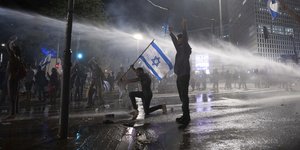 Μέχρι το βράδυ της Δευτέρας συνεχίζονταν οι μαζικές διαδηλώσεις στο Ισραήλ