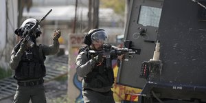 Ισραηλινές δυνάμεις με όπλα