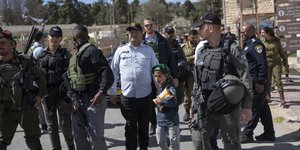 Ο Ιταμάρ Γκβιρ συνοδεία αστυνομικών