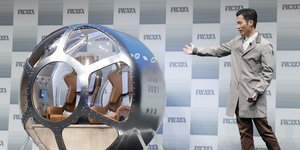 Ο Keisuke Iwaya CEO της ιαπωνικής εταιρείας διαστημικής ανάπτυξης Iwaya Giken, παρουσιάζει μια διθέσια καμπίνα και ένα αερόστατο που σύμφωνα με την εταιρεία είναι ικανό να φτάσει περίπου στο μέσο της στρατόσφαιρας