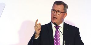 Ο επικεφαλής του κόμματος DUP της Βόρειας Ιρλανδίας, Τζέφρι Ντόναλντσον