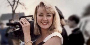 Η Jodi Huisentruit κρατά μια κάμερα