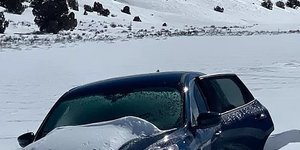 Αυτοκίνητο σκεπασμένο από χιόνι στην περιοχή που εγκλωβίστηκε ο άνδρας