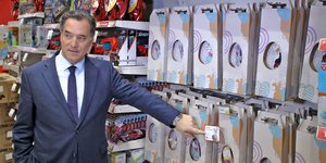 O Άδωνις Γεωργιάδης σε γνωστή αλυσίδα παιχνιδιών για το «καλάθι των νονών»