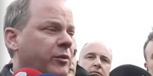 Συντετριμμένος ο Κώστας Καραμανλής στα Τέμπη