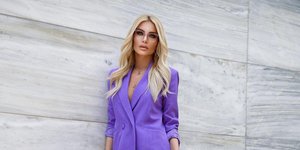 Η Κατερίνα Καινούργιου με μωβ σακάκι