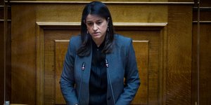Η υπουργός Παιδείας Νίκη Κεραμέως στο βήμα της Βουλής