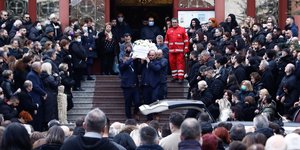 Σπαραγμός στην κηδεία της 34χρονης Αθηνάς που έχασε τη ζωή στο δυστύχημα με τα τρένα στα Τέμπη