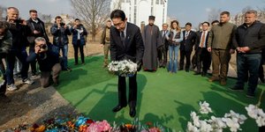 Τους μαζικούς τάφους θυμάτων στην Μπούτσα της Ουκρανίας επισκέφθηκε ο Ιάπωνας πρωθυπουργός, Φούμιο Κισίντα/ Twitter