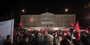 Συγκέντωση ΚΝΕ στο Σύνταγμα για τους νεκρούς του σιδηροδρομικού δυστυχήματος των Τεμπών