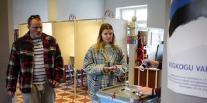 Κόσμος ψηφίζει σε ένα εκλογικό τμήμα κατά τη διάρκεια των κοινοβουλευτικών εκλογών στο Ταλίν της Εσθονίας 