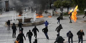 Kουκουλοφόροι στο Σύνταγμα