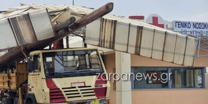 Γερανός γκρέμισε την πύλη του Νοσοκομείου Χανίων