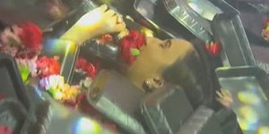 Η Κρυσταλλία θαφτηκε απο τα λουλουδια