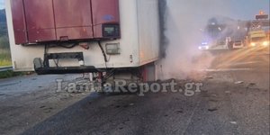 Φωτιά σε νταλίκα στην Αθηνών-Λαμίας/ Φωτογραφία: Lamiareport.gr