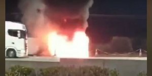 Νταλίκα λαμπαδιάζει στην εθνική οδό Αθηνών - Λαμίας