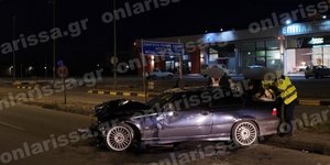 Λάρισα: Αυτοκίνητο προσέκρουσε σε κολόνα 