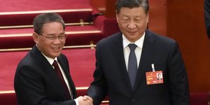 O πρόεδρος της Κίνας Σι Τζινπίνγκ με τον νέο πρωθυπουργό της χώρας, Λι Τσιανγκ 