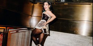 Η Lizzie Asher επιδεικνύει τα οπίσθιά της στο Art Production Fund Gala