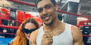 Η Μαντόνα ποζάρει με τον πυγμάχο Josh Popper