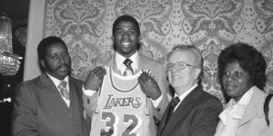 O Mάτζικ Τζόνσον με τους γονείς του και τον πρόεδρο των Λέικερς