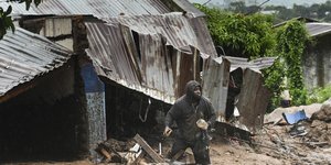 Ανδρας σε πλημμύρες στο Μαλάουι