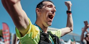 Ο 32χρονος δρομέας με εκεφαλική παράλυση Άλεξ Ρόκα στη γραμμή τερματισμού του Μαραθωνίου της Βαρκελώνης