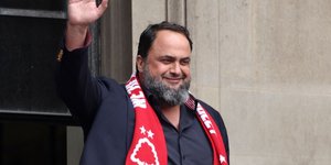 Ο Βαγγέλης Μαρινάκης με κασκόλ της Νότινχαμ Φόρεστ