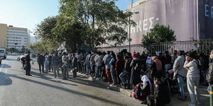 Μετανάστες σε ουρά για αίτηση ασύλου