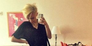 Η Miley Cyrus δεν φαινόταν να ενδιαφέρεται για την κατάσταση του δωματίου όταν πόζαρε για αυτή τη φωτογραφία